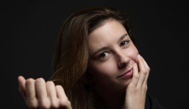 "Il me dénigrait en permanence" : dans son premier single, elle évoque l’emprise d’un "pervers narcissique"