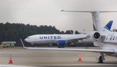 Un incendie s’est déclenché au sol : victime d’une panne moteur, "un morceau de capot" d’un Boeing 777-200 se détache en plein vol et prend feu