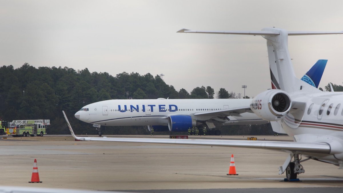 Un incendie s’est déclenché au sol : victime d’une panne moteur, "un morceau de capot" d’un Boeing 777-200 se détache en plein vol et prend feu
