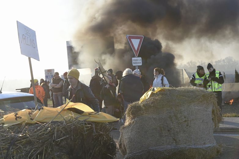 Les agriculteurs font entendre leur colère près de Montpellier avec un barrage filtrant.