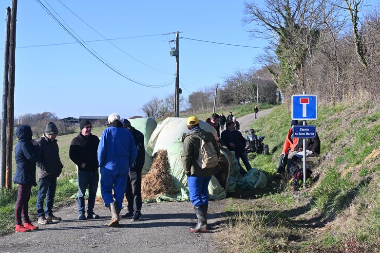 Près de 200 personnes sont rassemblées à Benque, au sud de la Haute-Garonne, pour soutenir l’agriculteur.