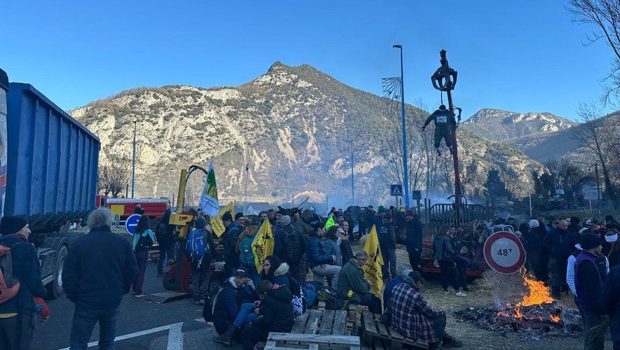 Les agriculteurs rassemblés à Tarascon-sur-Ariège.