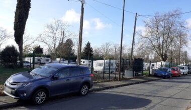 "J’ai dû me garer sur un trottoir", les patients et le personnel de la clinique Médipôle face à l’installation de caravanes sur un parking