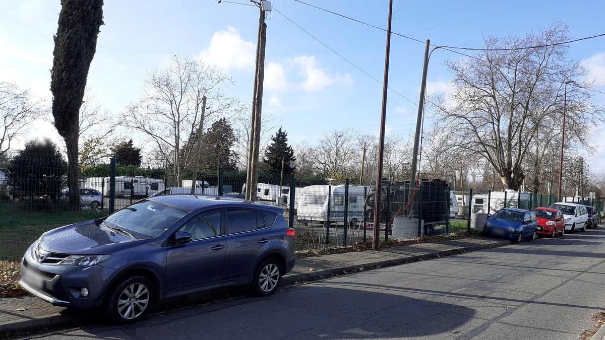 "J’ai dû me garer sur un trottoir", les patients et le personnel de la clinique Médipôle face à l’installation de caravanes sur un parking