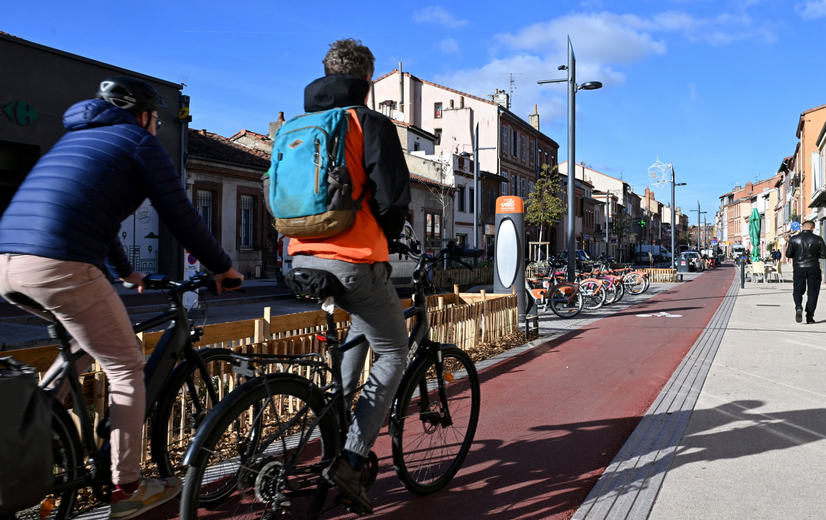 Des pistes cyclables ont été créées tout au long de la rue.
