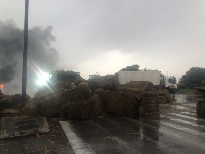 Des ballotins déversés sur la route.