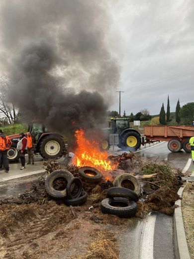 Des pneus aussi à Roquemaure.