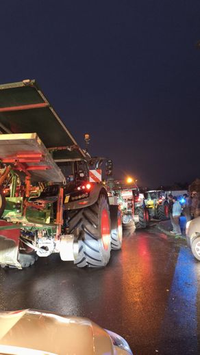 Des dizaines de tracteurs.