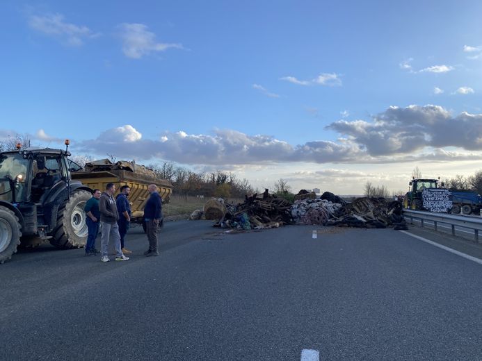 La Coordination rurale, et d’autres syndicats du monde agricole installent ce mardi des bottes de foin sur l’autoroute ainsi que du lisier.