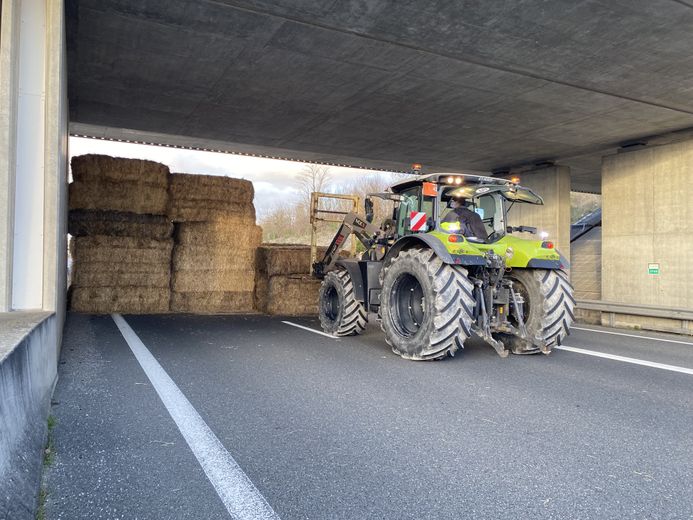 Les agriculteurs annoncent vouloir rester sur place au moins jusqu’au 1er janvier, annonce Nicolas Espinaco, coprésident de la Coordination rurale.