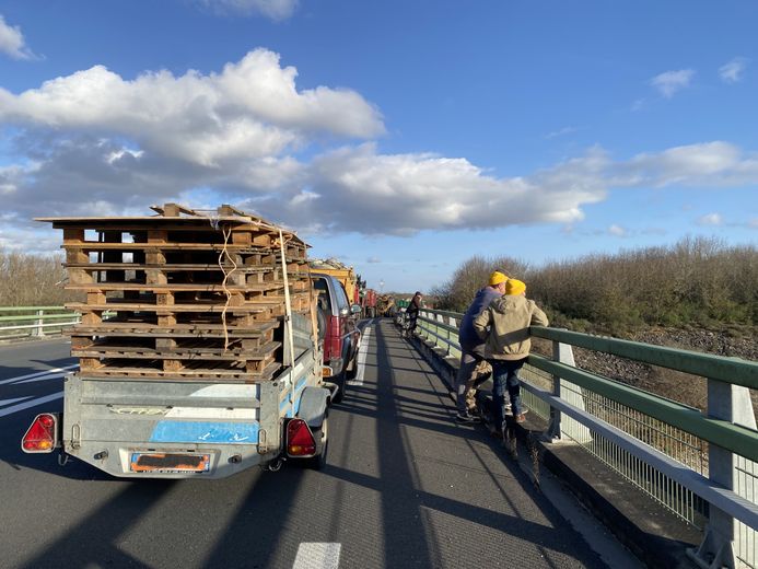 La Coordination rurale, et d’autres syndicats du monde agricole viennent d’enlever les barrières du péage sud de Cahors.