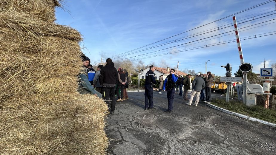 Les agriculteurs bloquent la voie de circulation des trains.