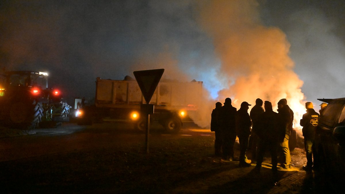 DIRECT. Dermatose nodulaire : l’A61 fermée dans le sens Carcassonne-Toulouse, l’A20 bloquée au sud de Cahors où la CR46 compte rester jusqu’au 1er janvier