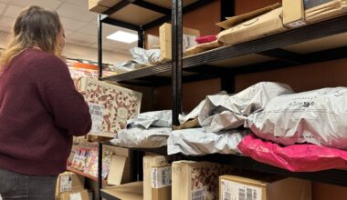 "J’ai eu 300 colis dans la journée" : à Agen, les commerces point relais subissent le rush de Noël de plein fouet