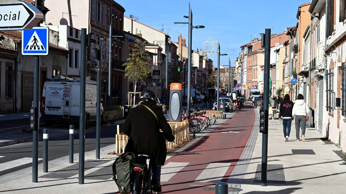 À Toulouse, la Grande rue Saint-Michel flambant neuve a été inaugurée, les commerçants attendent de voir leur chiffre d’affaires repartir