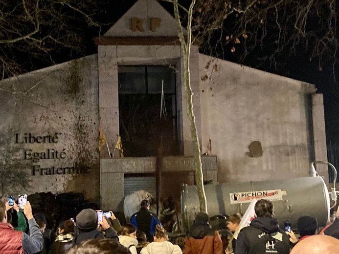 La façade de la sous-préfecture de Castres a été largement arrosée.