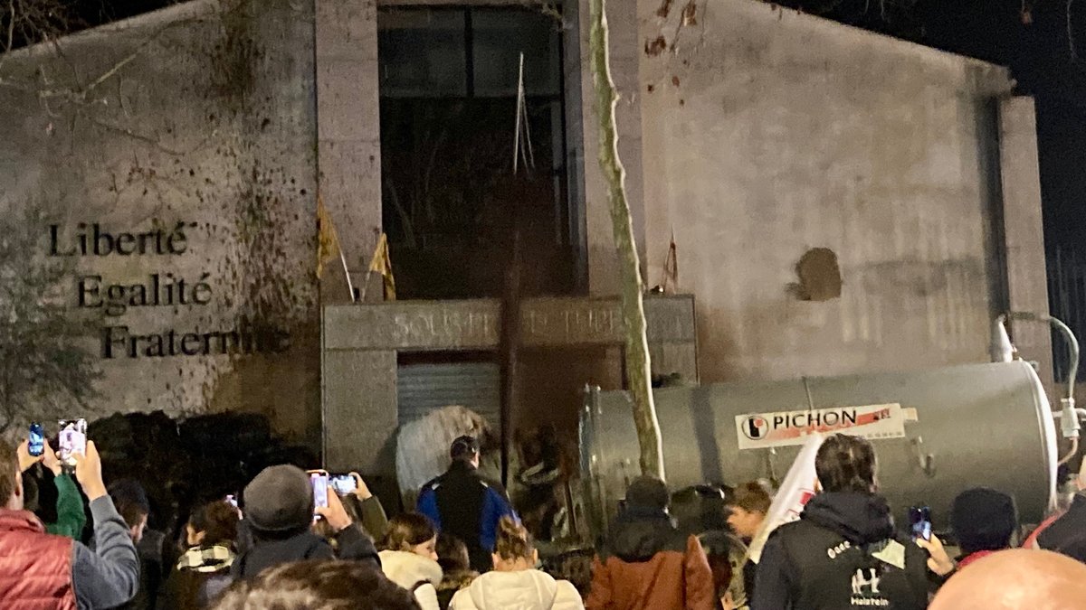 Dermatose nodulaire : les agriculteurs tarnais ont enseveli la sous-préfecture sous les pneus et le lisier