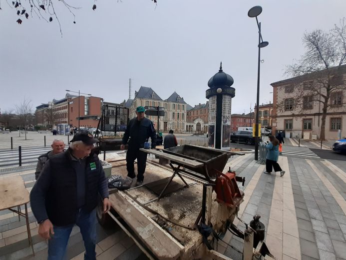 A 11 heures, place Foch à Montauban les préparatifs de la manifestation organisée par la FDSEA et les JA sous les fenêtres de la préfecture.