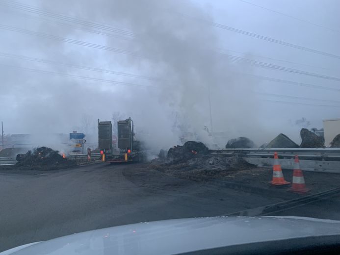 Un feu de détritus est en cours à l’entrée de l’autoroute A680 à Verfeil.