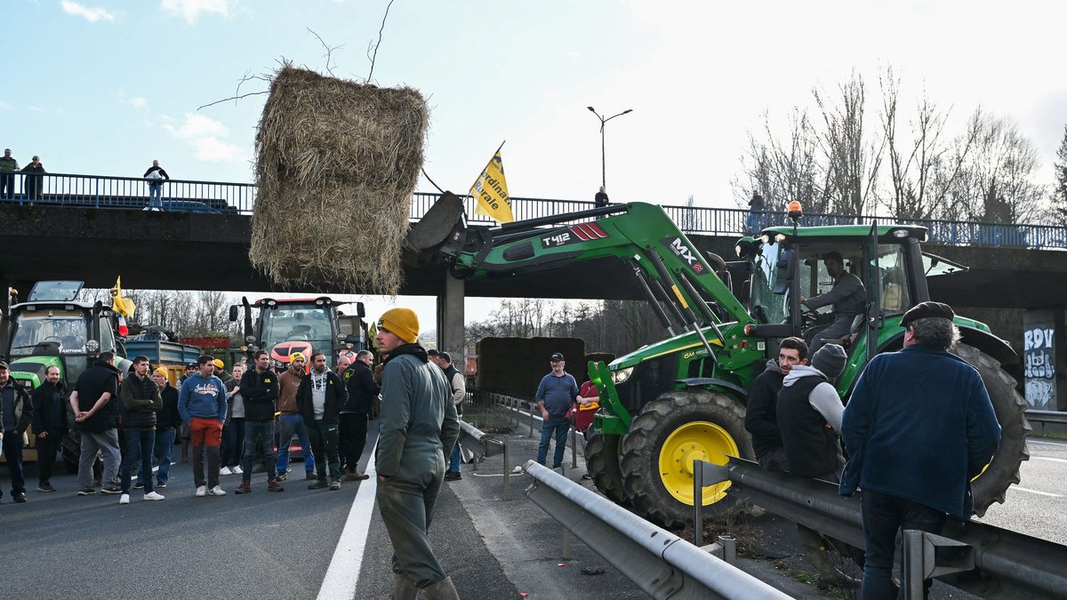 DIRECT. Dermatose nodulaire : autoroutes bloquées, train à l’arrêt… "Nous réclamons le même budget que le ministère des Armées"