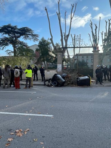 Des agriculteurs manifestent devant la DDTM à Carcassonne