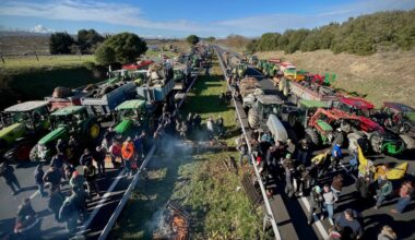 DIRECT. Dermatose nodulaire contagieuse : l’autoroute A9 bloquée à Narbonne, opération escargot sur l’A61, vers une vaccination massive de tous les bovins dans l’Aude… Le point à 14 heures sur la mobilisation des agriculteurs