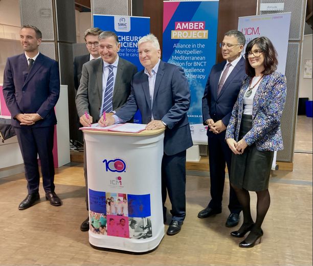 Marc Ychou, directeur de l’ICM, et Robert Hill, numéro 2 de la société TAE Life Sciences signent le contrat d’engagement, mercredi 17 décembre, à l’ICM, en présence de Michaël Delafosse, maire de Montpellier et président de la Métropole, François Xavier Lauch, préfet de l’Hérault, et David Azria, directeur scientifique de l’ICM.