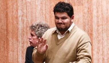 l’émotion d’Amine Kessaci, applaudi au conseil municipal