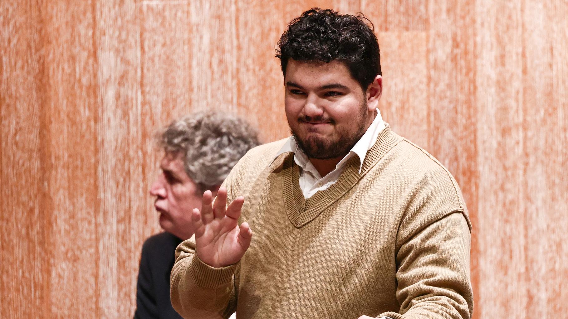 l’émotion d’Amine Kessaci, applaudi au conseil municipal