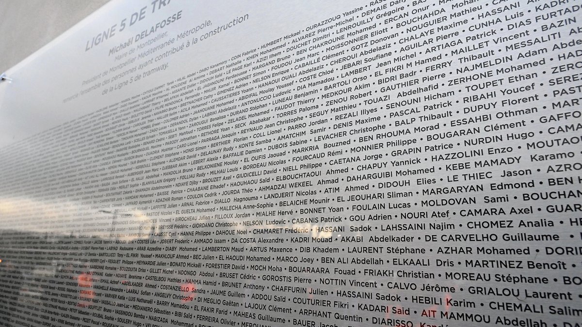 Ligne 5 de tramway à Montpellier : "C’est grâce à vous", la ville réunit ceux qui ont fait la nouvelle rame et dévoile une plaque de 1 200 noms