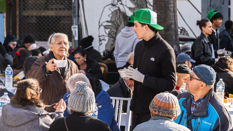 "On n’a pas cours aujourd’hui mais on préfère quand même être là", ajoute Driss, investi dans plusieurs associations d’aide aux sans-abri à Marseille.