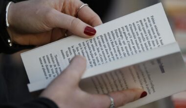 Des livres interdits en France vendus en ligne par Cultura, la Fnac et Amazon, l’Intérieur saisit la justice