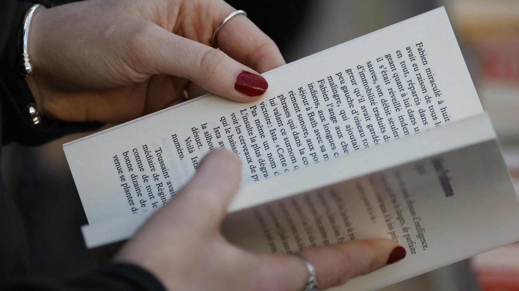 Des livres interdits en France vendus en ligne par Cultura, la Fnac et Amazon, l’Intérieur saisit la justice