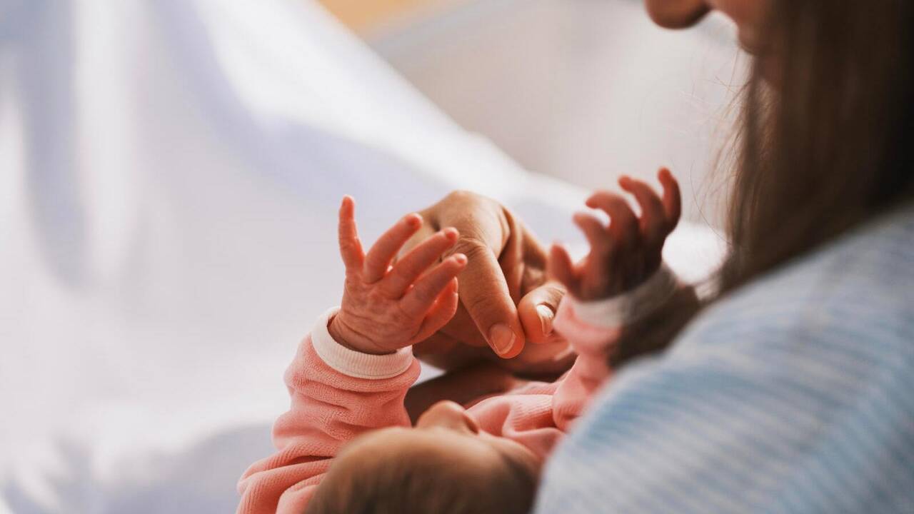Un à deux mois en plus par parent: la France instaure un nouveau congé de naissance