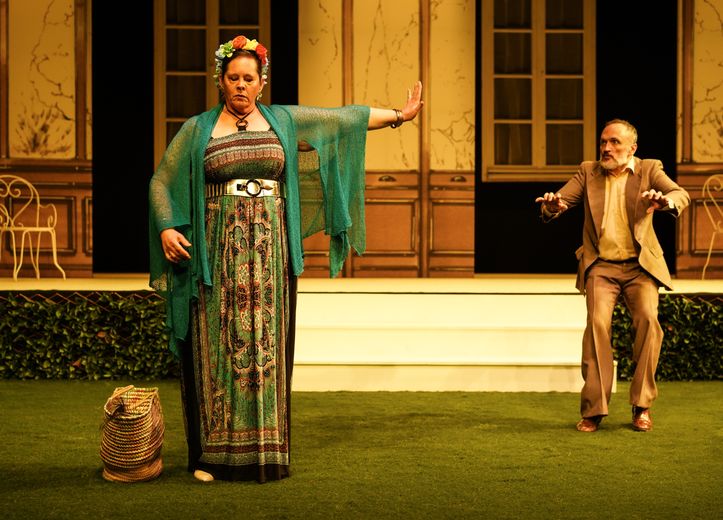 Frosine (Muriel Darras) et Harpagon (Pierre Matras).