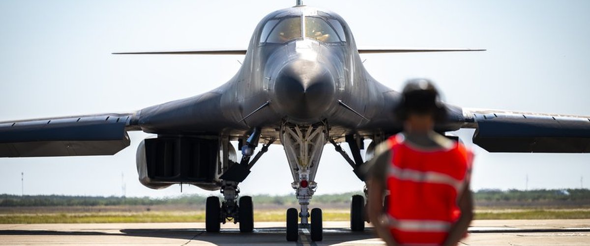 "Nous frappons très fort" : Washington annonce le début d’une opération militaire "massive" contre le groupe État islamique en Syrie, "plus de 70 cibles" frappées "en représailles"