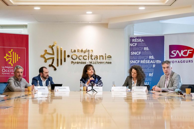 La présidente de la région Occitanie Carole Delga aux côtés de Catherine Trevet et Gaël Barbier, de la SNCF.