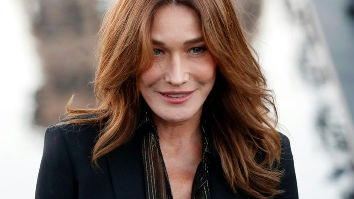 Carla Bruni annonce qu’elle arrête son traitement contre le cancer