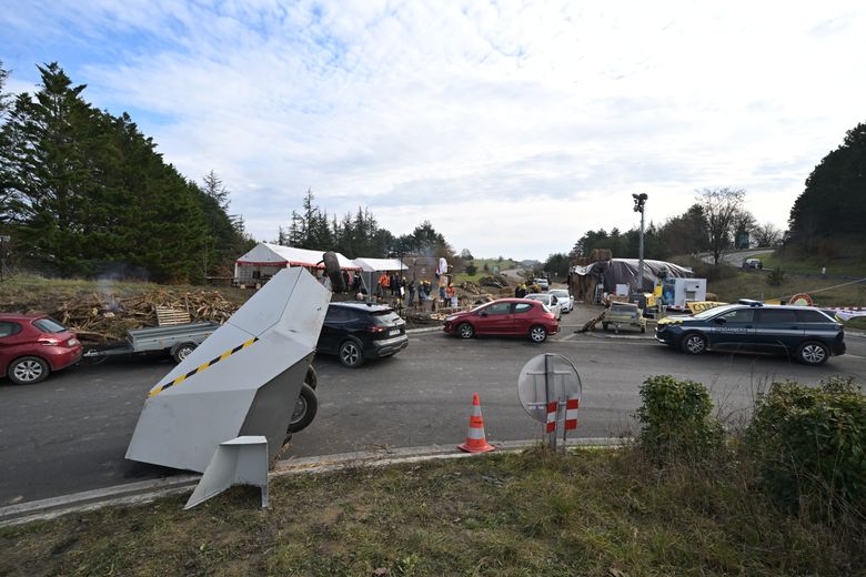Au rond-point de la Hurée, les agriculteurs veulent faire durer la mobilisation.