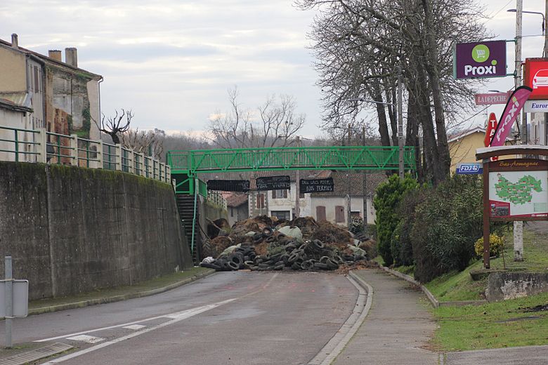 À Manciet, la circulation est totalement bloquée dans l’agglomération.