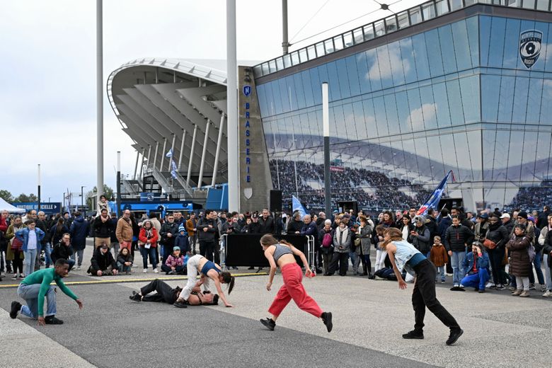 La danse contemporaine devant le stade du MHR.