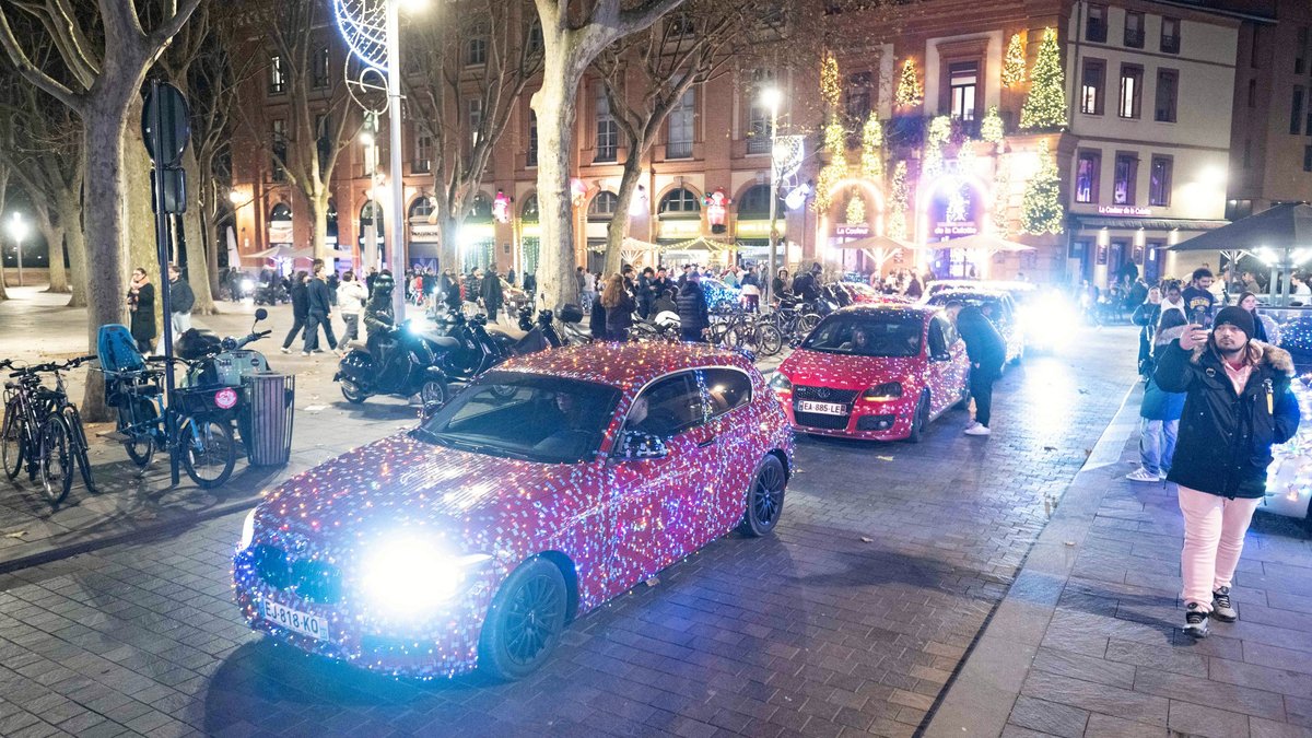 "On veut donner le sourire aux gens" : Mais qui se cachent au volant de ces voitures recouvertes de guirlandes de Noël ?