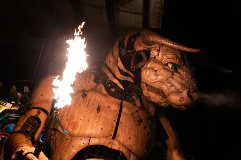 Astérion le Minotaure parcourt la Piste des Géants, de jour comme de nuit !