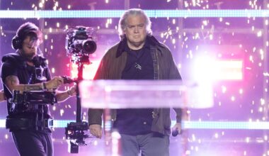 Fébrile et divisée, la droite populiste américaine pense déjà à l’après-Trump