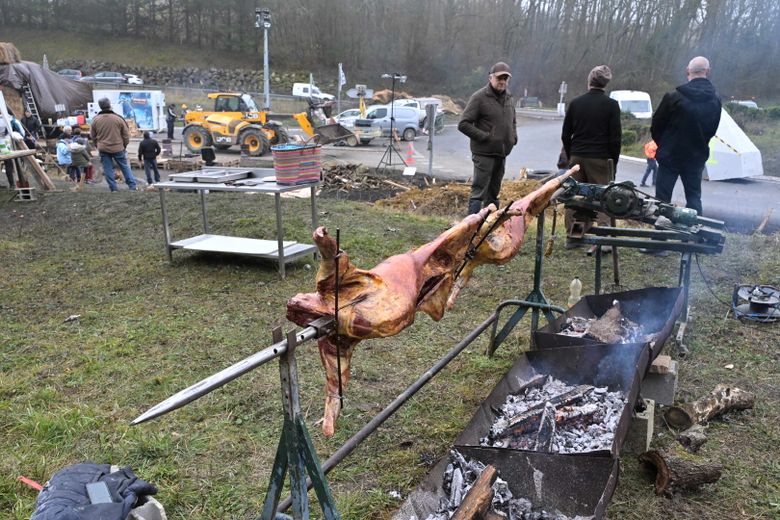 Sur le barrage, les repas sont partagés.