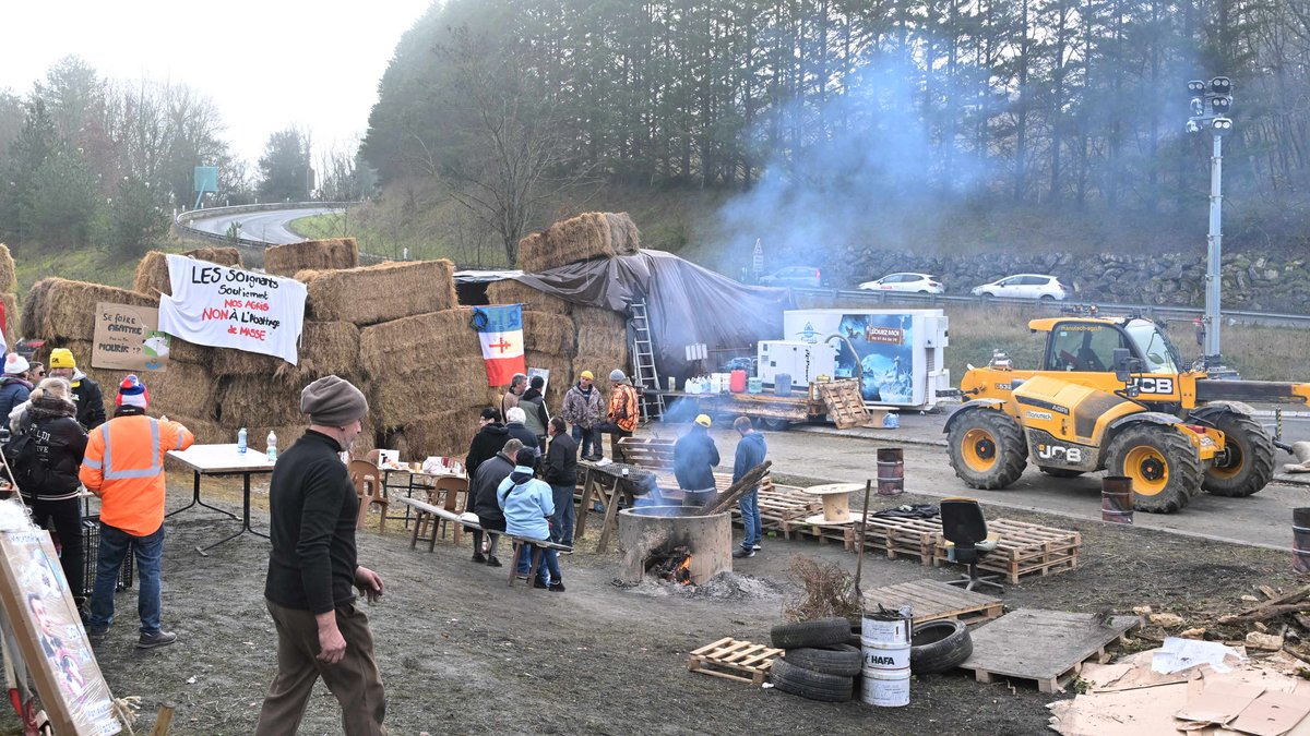 REPORTAGE. Colère des agriculteurs dans le Gers : solidarité, convivialité et combativité sur le rond-point devenu épicentre de la mobilisation