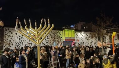 Hanoucca, une fête "des lumières" de confession juive sous haute surveillance policière qui a rassemblé les fidèles au cinéma Pathé Gaumont à Labège, près de Toulouse