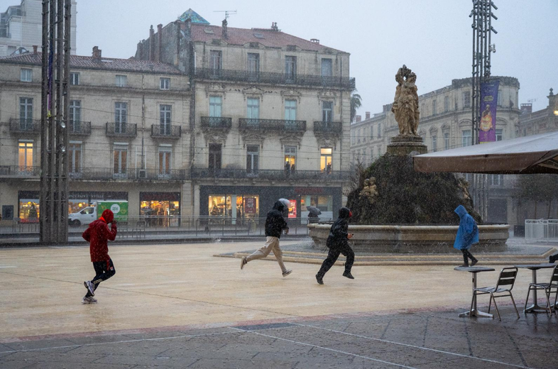 La place de la Comédie sous la pluie