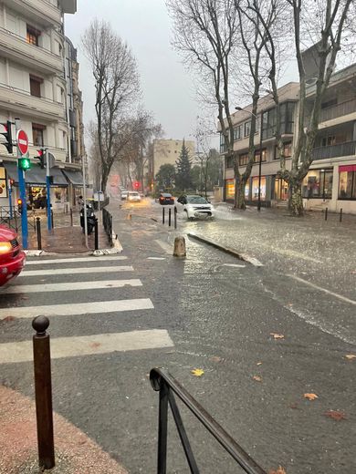 Avenue d’Assas, les voies sont un peu inondées.
