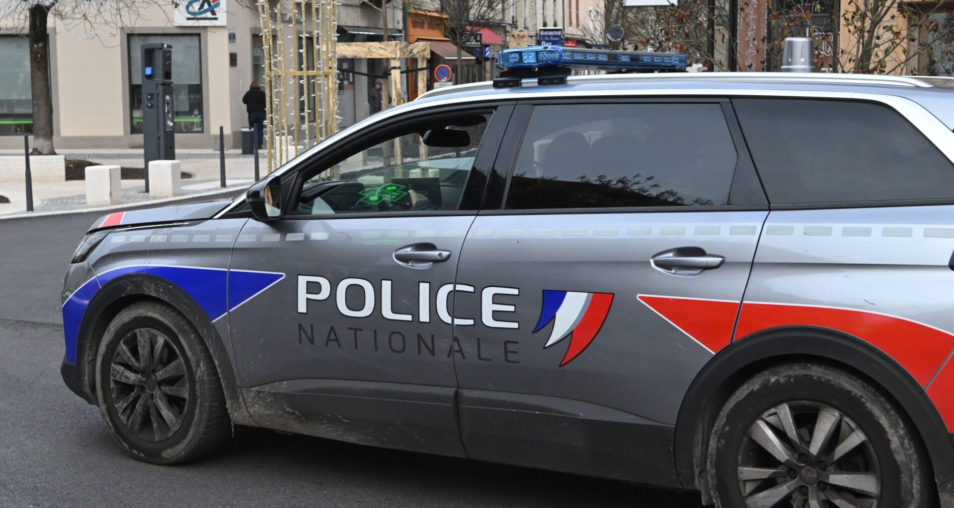 il tente de poignarder des passants et récite des versets du Coran